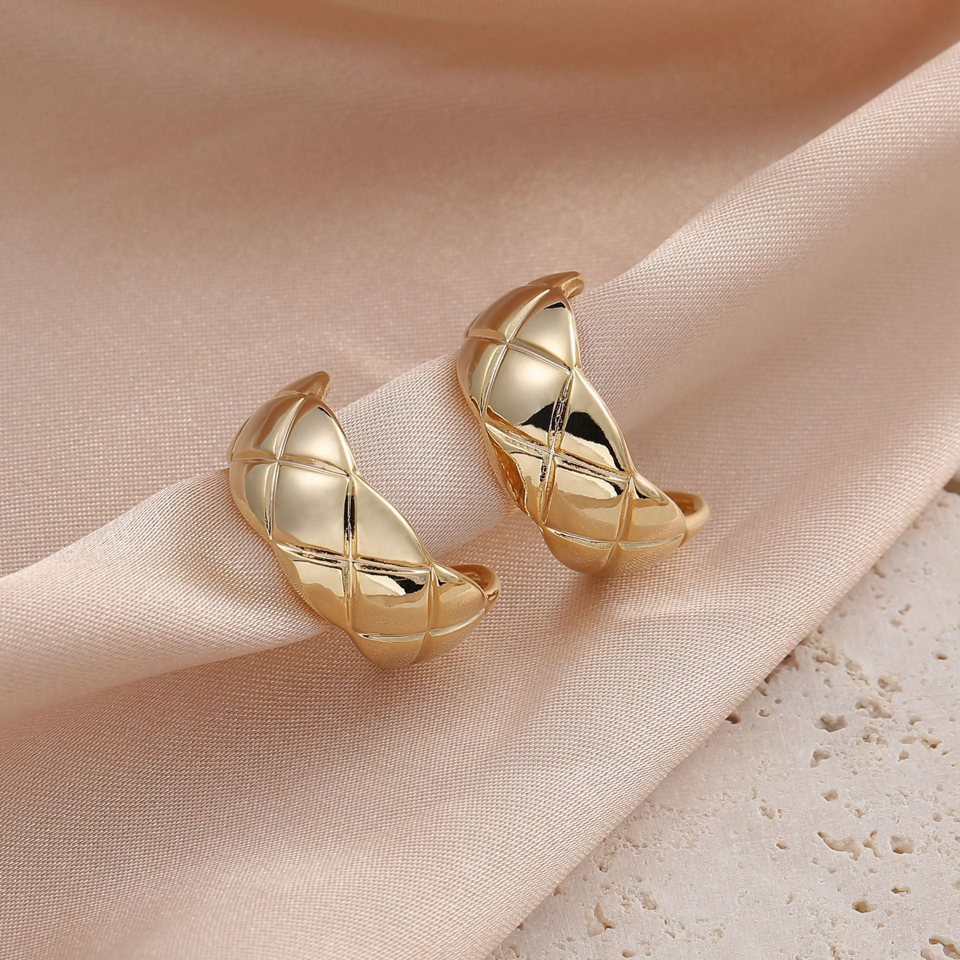 Mosquito-repellent incense plate ear clip no ear hole cold wind earrings earrings simple temperament French check earrings earrings female wholesale